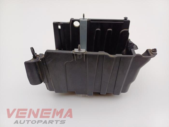 Begagnade Batterilåda Ford Fiesta 7 1.0 EcoBoost 12V 100 Pris € 19,99 Marginaltabell erbjuds av Venema Autoparts