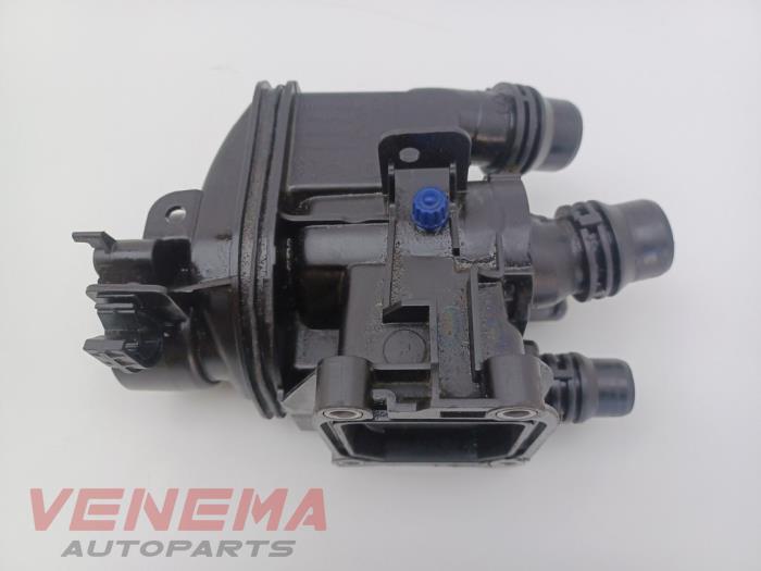 Gebrauchte Thermostatgehäuse Peugeot 208 I (CA/CC/CK/CL) 1.2 12V e-THP PureTech 110 Preis € 39,99 Margenregelung angeboten von Venema Autoparts