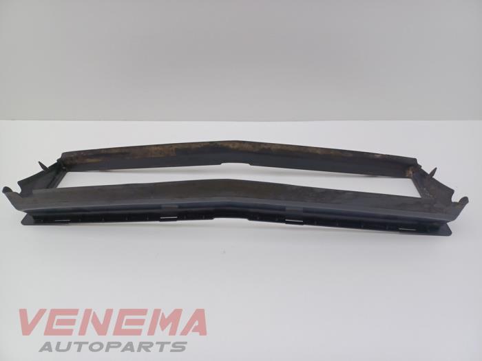 Begagnade Lufttratt Mercedes A (177.0) 1.3 A-180 Turbo 16V Pris € 29,99 Marginaltabell erbjuds av Venema Autoparts