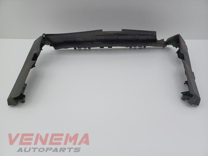 Begagnade Lufttratt Mercedes A (177.0) 1.3 A-180 Turbo 16V Pris € 14,99 Marginaltabell erbjuds av Venema Autoparts