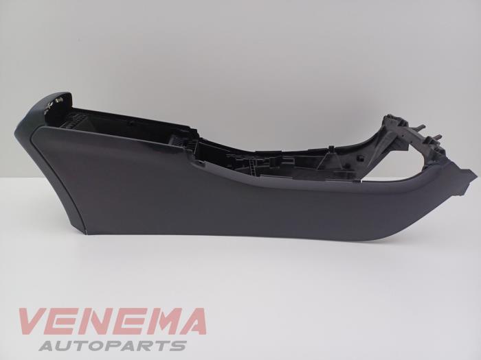 Używane Konsole srodkowe Mercedes A (177.0) 1.3 A-180 Turbo 16V Cena € 99,99 Procedura marży oferowane przez Venema Autoparts
