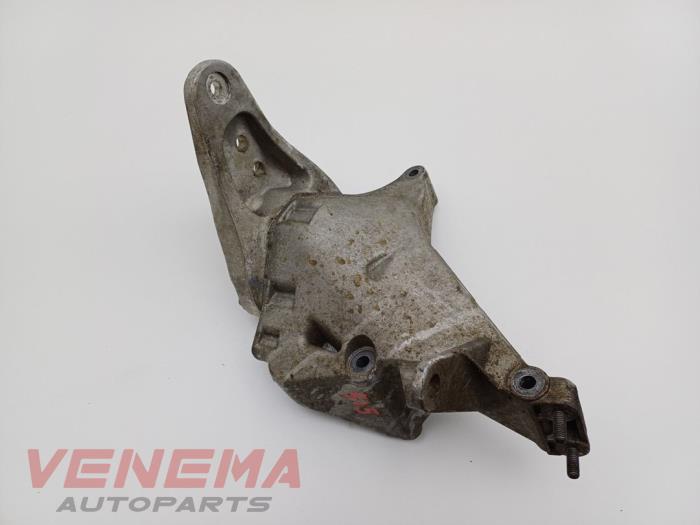 Engine mount from a Seat Ibiza ST (6J8) 1.2 TDI Ecomotive 2013