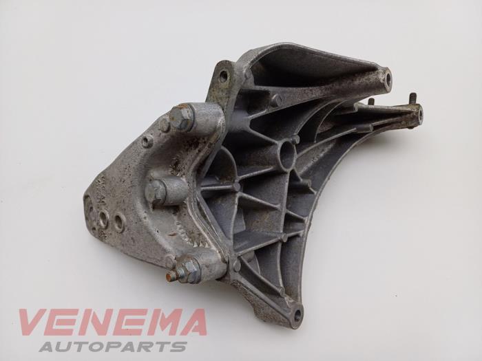 Engine mount from a Seat Ibiza ST (6J8) 1.2 TDI Ecomotive 2013