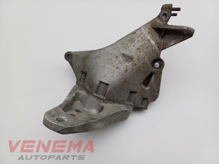 Engine mount from a Seat Ibiza ST (6J8) 1.2 TDI Ecomotive 2013