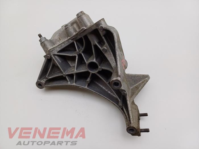 Engine mount from a Seat Ibiza ST (6J8) 1.2 TDI Ecomotive 2013