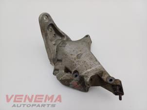 Engine mount from a Seat Ibiza ST (6J8) 1.2 TDI Ecomotive 2013