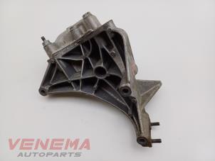 Engine mount from a Seat Ibiza ST (6J8) 1.2 TDI Ecomotive 2013