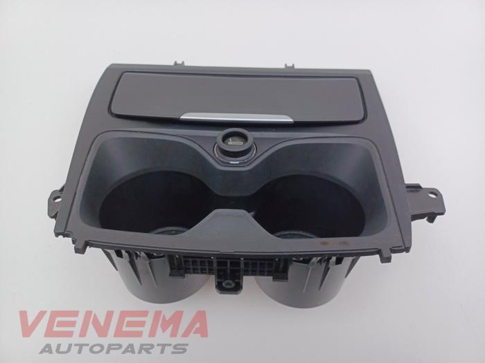 Gebrauchte Getränkehalter BMW 1 serie (F20) 118i 1.5 TwinPower 12V Van Preis € 19,99 Margenregelung angeboten von Venema Autoparts
