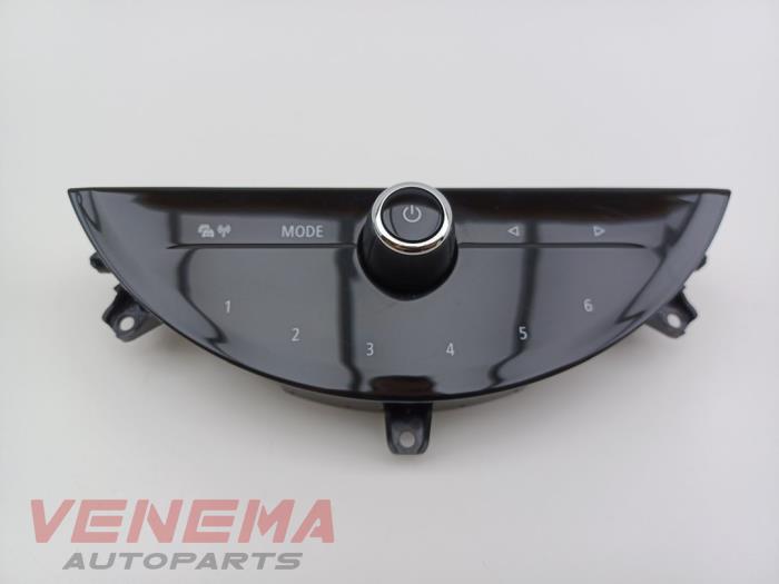 Używane Panel obslugi radia Mini Mini (F56) 1.5 12V Cooper Cena € 54,99 Procedura marży oferowane przez Venema Autoparts