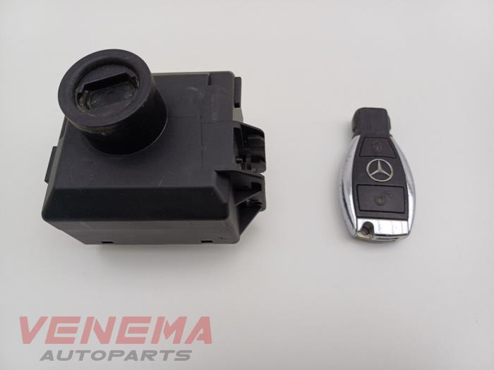 Używane Stacyjka + Kluczyk Mercedes A (W176) 2.0 A-250 Turbo 16V Cena € 99,99 Procedura marży oferowane przez Venema Autoparts