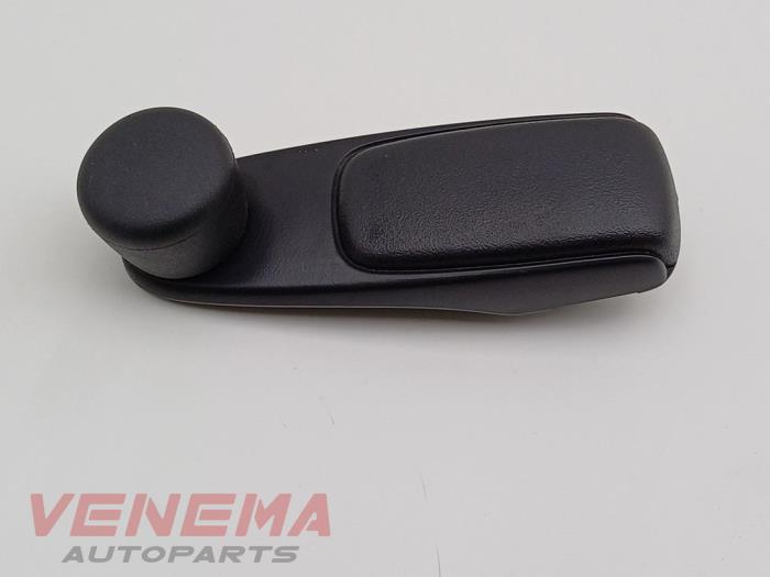 Usados Manivela de ventanilla Peugeot 208 I (CA/CC/CK/CL) 1.4 16V Precio € 9,99 Norma de margen ofrecido por Venema Autoparts