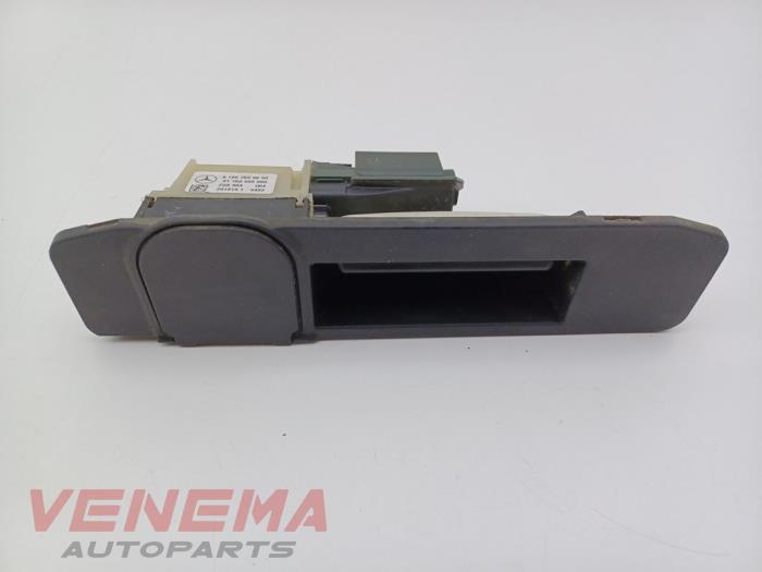 Tailgate handle with camera