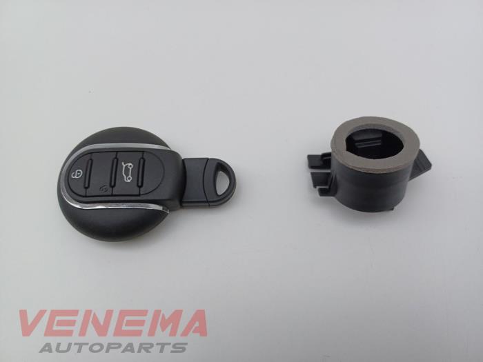 Używane Klucz Mini Mini (F56) 1.5 12V Cooper Cena € 69,99 Procedura marży oferowane przez Venema Autoparts