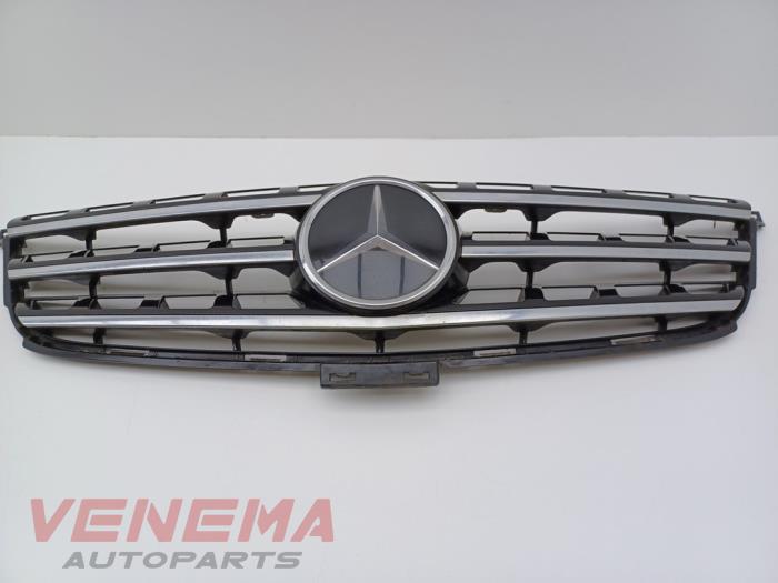 Używane Grill Mercedes ML III (166) 3.0 ML-350 BlueTEC V6 24V 4-Matic Cena € 249,99 Procedura marży oferowane przez Venema Autoparts