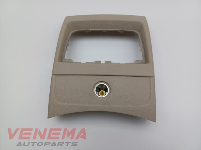 Używane Zlacze 12 volt BMW 1 serie (F20) 116i 1.6 16V Cena € 29,99 Procedura marży oferowane przez Venema Autoparts
