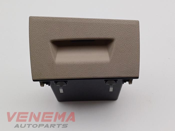 Förvaringsfack BMW 1 serie (F20), 2011 / 2019 116i 1.6 16V, Halvkombi (Hatchback), 4 dörrar, Bensin, 1.598cc, 100kW (136pk), RWD, N13B16A, 2011-07 / 2015-02, 1A11; 1A12 (Begagnad)