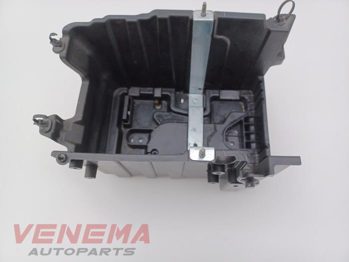 Begagnade Batterilåda Ford Fiesta 7 1.0 EcoBoost 12V Pris € 24,99 Marginaltabell erbjuds av Venema Autoparts