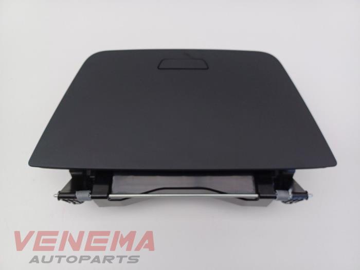 Begagnade Handskfack Skoda Karoq 1.0 TSI 12V Pris € 49,99 Marginaltabell erbjuds av Venema Autoparts