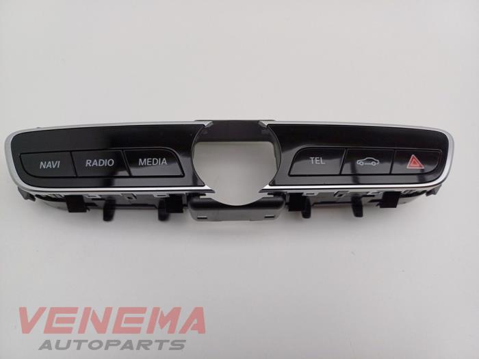 Begagnade Radiokontrollpanel Mercedes E (C238) E-300 2.0 Turbo 16V Pris € 59,99 Marginaltabell erbjuds av Venema Autoparts