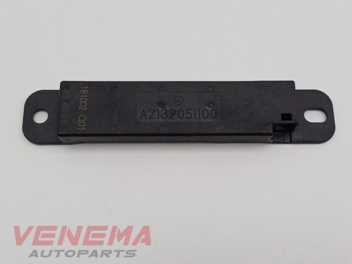 Używane Antena (rózne) Mercedes E (C238) E-300 2.0 Turbo 16V Cena € 24,99 Procedura marży oferowane przez Venema Autoparts