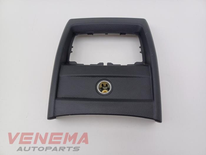 Używane Zlacze 12 volt BMW 3 serie Touring (F31) 320d 2.0 16V Cena € 19,99 Procedura marży oferowane przez Venema Autoparts