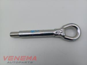 Usados Anillo de remolque delante Opel Astra K 1.0 Turbo 12V Precio € 9,99 Norma de margen ofrecido por Venema Autoparts