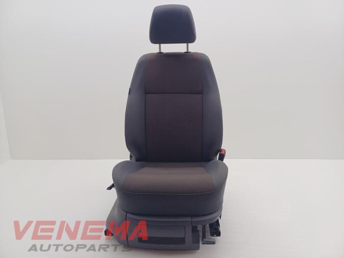 Używane Fotel prawy Volkswagen Caddy Combi III (2KB,2KJ) 1.6 TDI 16V Cena € 99,99 Procedura marży oferowane przez Venema Autoparts