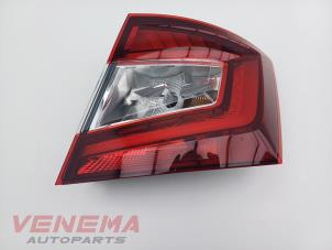 Begagnade Baklykta, höger Skoda Fabia III (NJ3) 1.0 TSI 12V Pris € 174,99 Marginaltabell erbjuds av Venema Autoparts