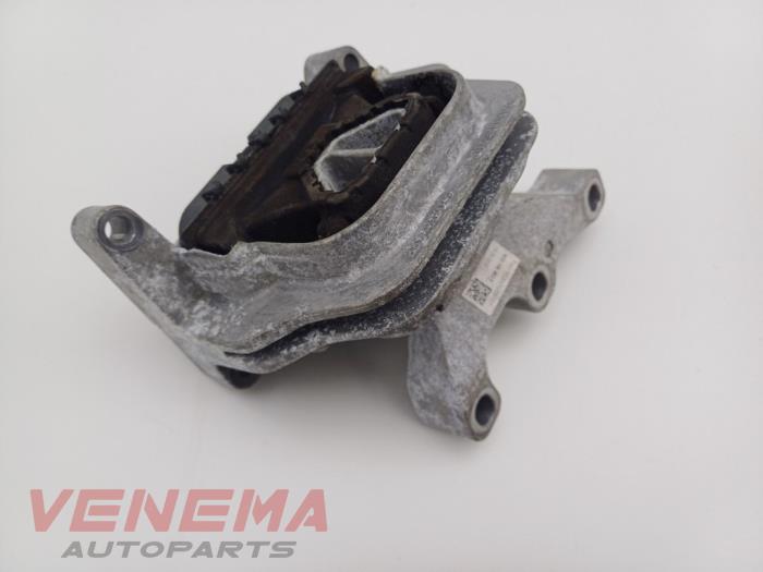 Engine mount from a Skoda Fabia III (NJ3) 1.0 TSI 12V 2019
