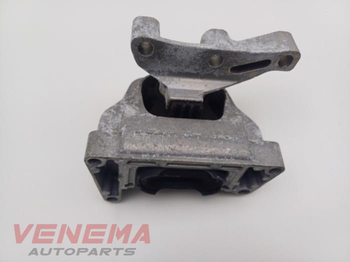Engine mount from a Skoda Fabia III (NJ3) 1.0 TSI 12V 2019