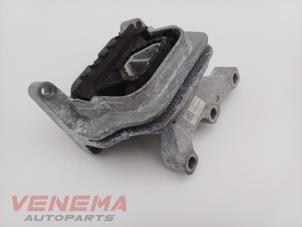 Engine mount from a Skoda Fabia III (NJ3) 1.0 TSI 12V 2019