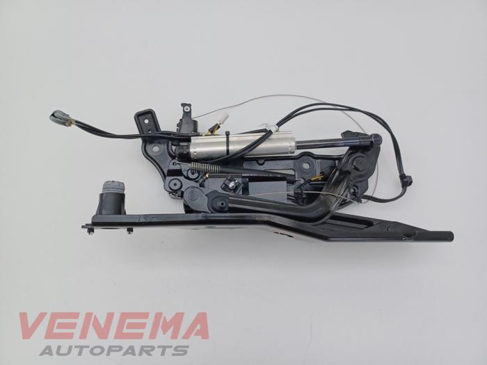 Używane Zawias dachu cabrio BMW 2 serie (F23) 218i 1.5 TwinPower Turbo 12V Cena € 174,99 Procedura marży oferowane przez Venema Autoparts