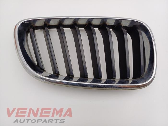 Używane Grill BMW 2 serie (F23) 218i 1.5 TwinPower Turbo 12V Cena € 24,99 Procedura marży oferowane przez Venema Autoparts