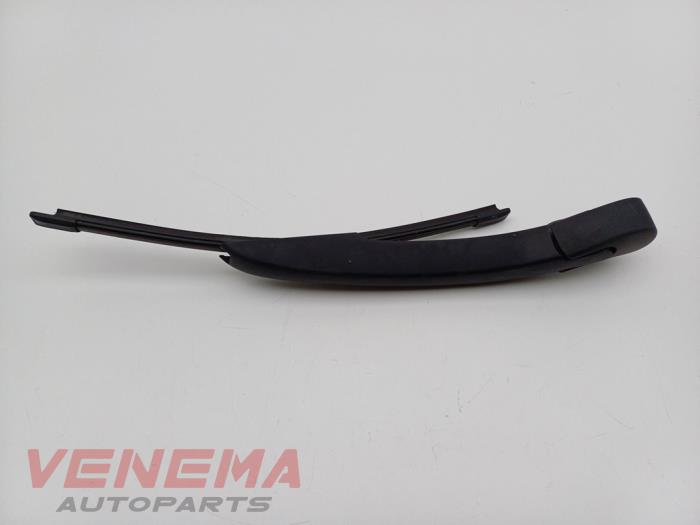 Rear wiper blade arm