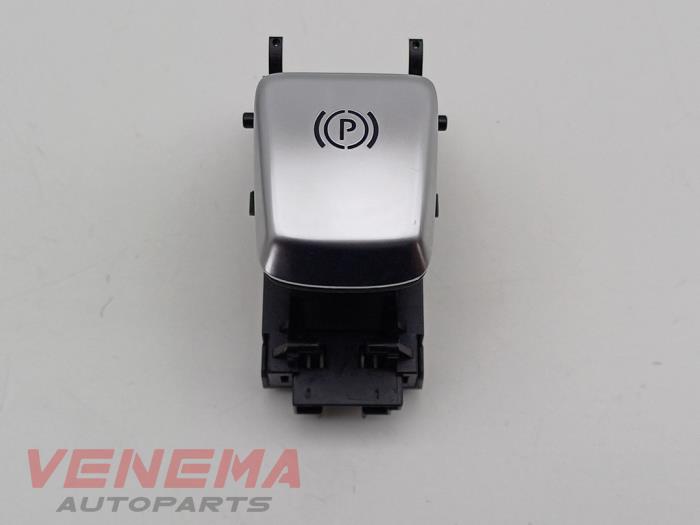 Używane Przelacznik hamulca postojowego Mercedes C (W205) C-200d 1.6 Turbo 16V Cena € 9,99 Procedura marży oferowane przez Venema Autoparts