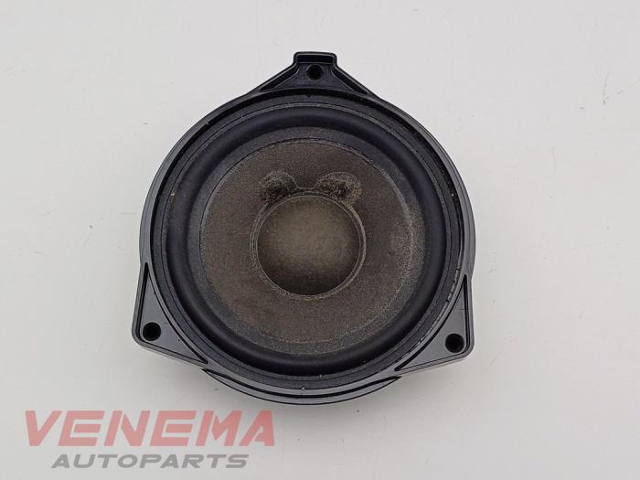 Używane Glosnik Mercedes C (W205) C-200d 1.6 Turbo 16V Cena € 24,99 Procedura marży oferowane przez Venema Autoparts