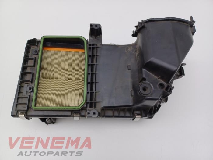 Begagnade Luftfilterhus Mercedes C (W205) C-200d 1.6 Turbo 16V Pris € 44,99 Marginaltabell erbjuds av Venema Autoparts