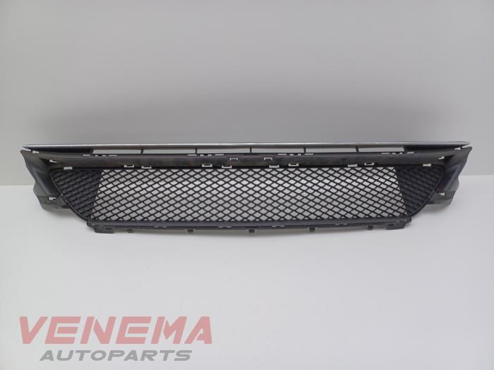 Używane Grill Mercedes C (W205) C-200d 1.6 Turbo 16V Cena € 49,99 Procedura marży oferowane przez Venema Autoparts