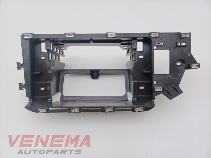 Używane Kieszen do radia Volkswagen Polo VI (AW1) 1.0 MPi 12V Cena € 19,99 Procedura marży oferowane przez Venema Autoparts