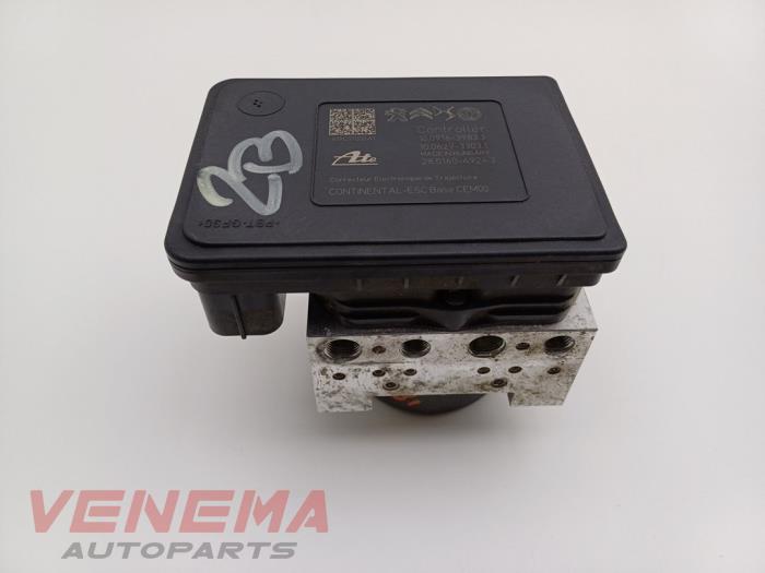 Używane Pompa ABS Opel Corsa F (UB/UH/UP) 1.2 12V 75 Cena € 174,99 Procedura marży oferowane przez Venema Autoparts