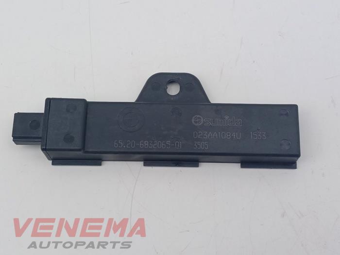 Używane Keyless Entry-Antena BMW 3 serie Touring (G21) 330e xDrive 2.0 TwinPower Turbo 16V Cena € 23,99 Procedura marży oferowane przez Venema Autoparts