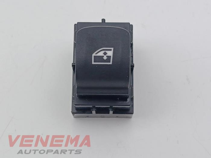 Usados Interruptor de ventanilla eléctrica BMW 3 serie Touring (G21) 330e xDrive 2.0 TwinPower Turbo 16V Precio € 9,99 Norma de margen ofrecido por Venema Autoparts