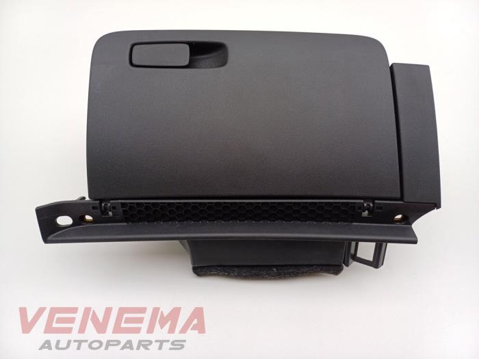Begagnade Handskfack Audi A1 Sportback (8XA/8XF) 1.4 TFSI ACT 16V Pris € 19,99 Marginaltabell erbjuds av Venema Autoparts