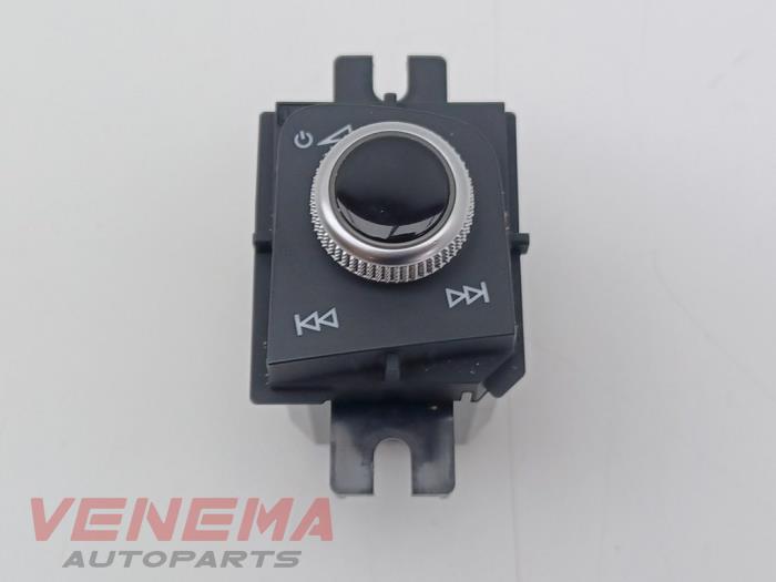 Używane Panel obslugi radia Audi A4 Avant (B9) 2.0 35 TFSI Mild Hybrid 16V Cena € 9,99 Procedura marży oferowane przez Venema Autoparts