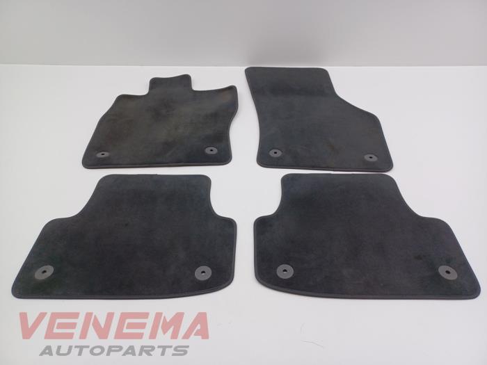 Car floor mat set