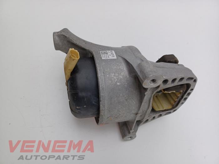 Engine mount from a Audi A4 Avant (B9) 2.0 35 TFSI Mild Hybrid 16V 2021