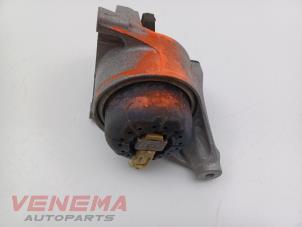 Engine mount from a Audi A4 Avant (B9) 2.0 35 TFSI Mild Hybrid 16V 2021