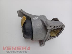 Engine mount from a Audi A4 Avant (B9) 2.0 35 TFSI Mild Hybrid 16V 2021