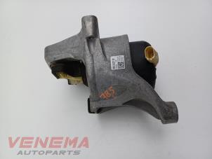 Engine mount from a Audi A4 Avant (B9) 2.0 35 TFSI Mild Hybrid 16V 2021