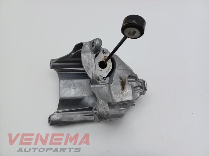 Engine mount from a Audi A4 Avant (B9) 2.0 35 TFSI Mild Hybrid 16V 2021